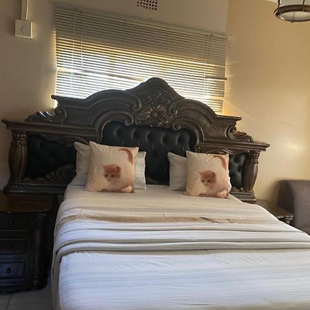 Savannah Guest House マフィケング エクステリア 写真